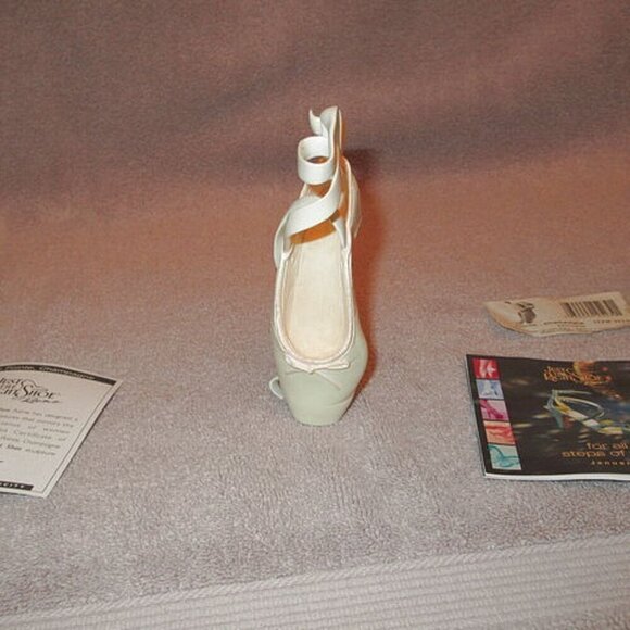 Raine EN POINTE Champagne BALLET SHOE Ballerina COLLECTIBLE Signed VINTAGE 25239 - Picture 3 of 11